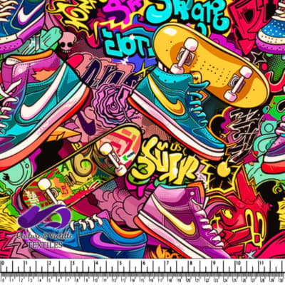 Planche à roulettes colorées et baskets Nike en graffiti