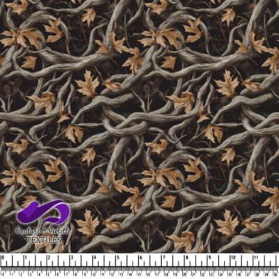 Branches d'arbres entrelacées et feuilles d'automne sèches