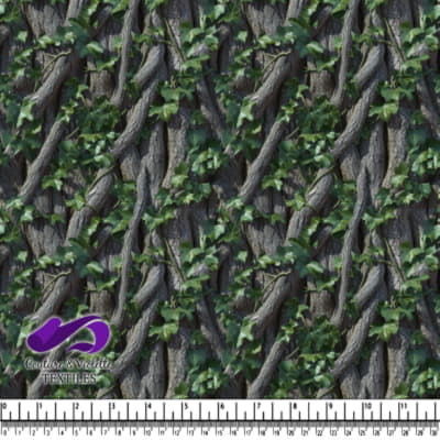 Écorce d'arbre avec des feuilles de lierre vertes