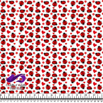 Cœurs et fleurs de coccinelles rouges sur fond blanc