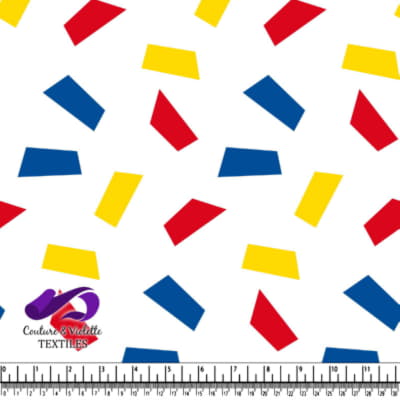 Motif de formes géométriques colorées sur fond blanc