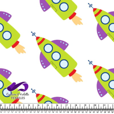 Rockets colorées avec des flammes sur fond blanc