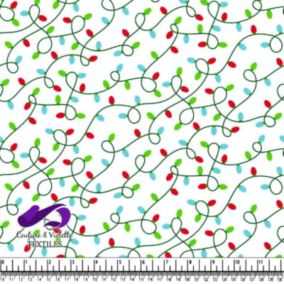 Motif de lumières de Noël colorées sur fil vert