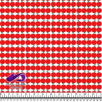 Pommes rouges avec feuilles vertes sur fond blanc