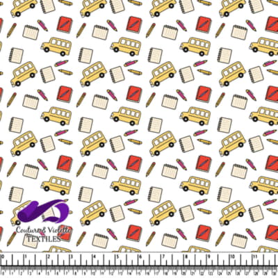 Cahiers et trousses rouges aux bus scolaires jaunes