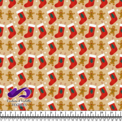 Bonhommes en pain d'épices, chaussettes rouges et flocons de neige