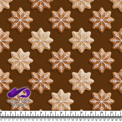 Biscuits en pain d'épice en forme de flocon de neige avec un glaçage blanc