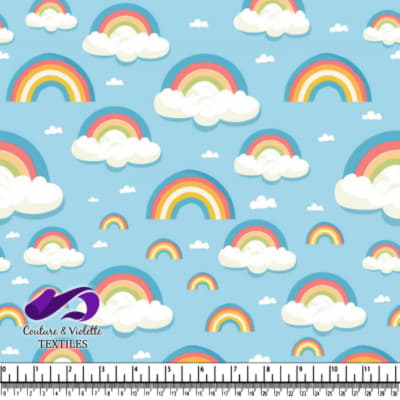 Arc-en-ciel coloré avec des nuages moelleux sur un fond bleu clair
