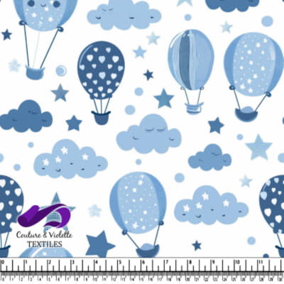 Ballons dirigeables bleus dans les nuages et étoiles