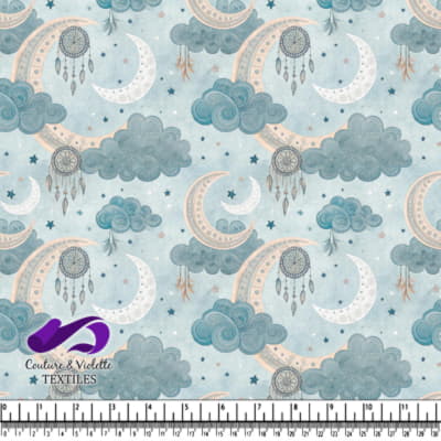 Motif céleste onirique avec lunes, nuages, étoiles et attrape-rêves