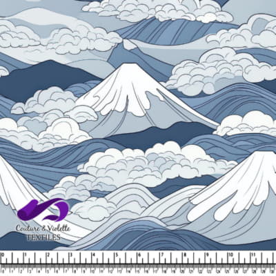 Montagnes bleues aux sommets enneigés et nuages tourbillonnants