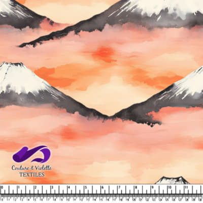 Montagnes enneigées avec arrière-plan d'un ciel orangé brumeux