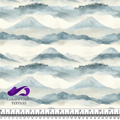 Montagnes brumeuses et arbres dans des tons bleus et gris atténués