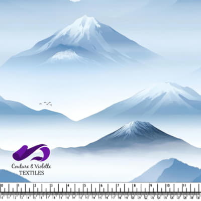 Paysage Montagnard Serein en Bleu Brumeux avec Piques Neigeux et Oiseaux