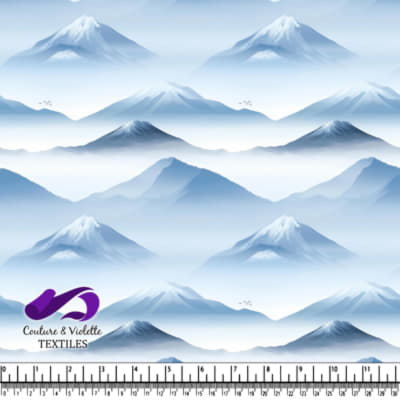 Paysage Montagnard Serein en Bleu Brumeux avec Piques Neigeux et Oiseaux