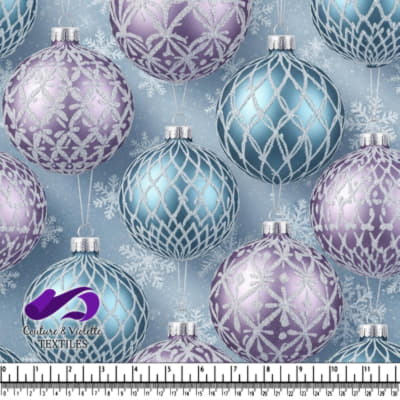Motif d'Ornements de Noël Bleus et Violet sur Fond Hivernal