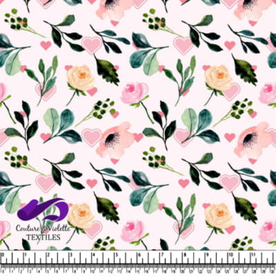 Motif Floral Aquarelle avec Cœurs Roses et Feuilles Vertes