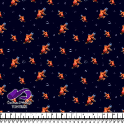 Poisson Rouge Nageant dans l'Eau Noire avec des Bulles d'Air