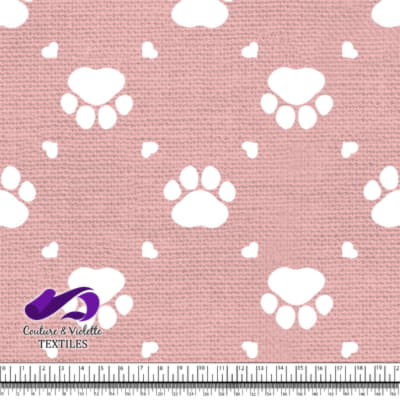 Chat - pattes entourées de petits cœurs sur une texture rose tendre